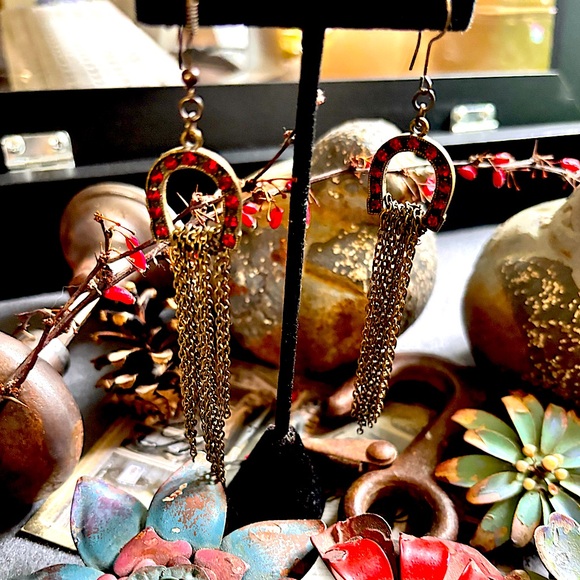 VTG Equestrian Western Antique Gold Dangel Chain Red Crystal Horseshoe Earrings - Picture 8 of 9
